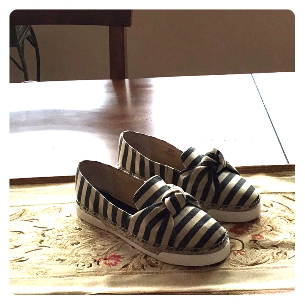 Vince Camuto knot slip on